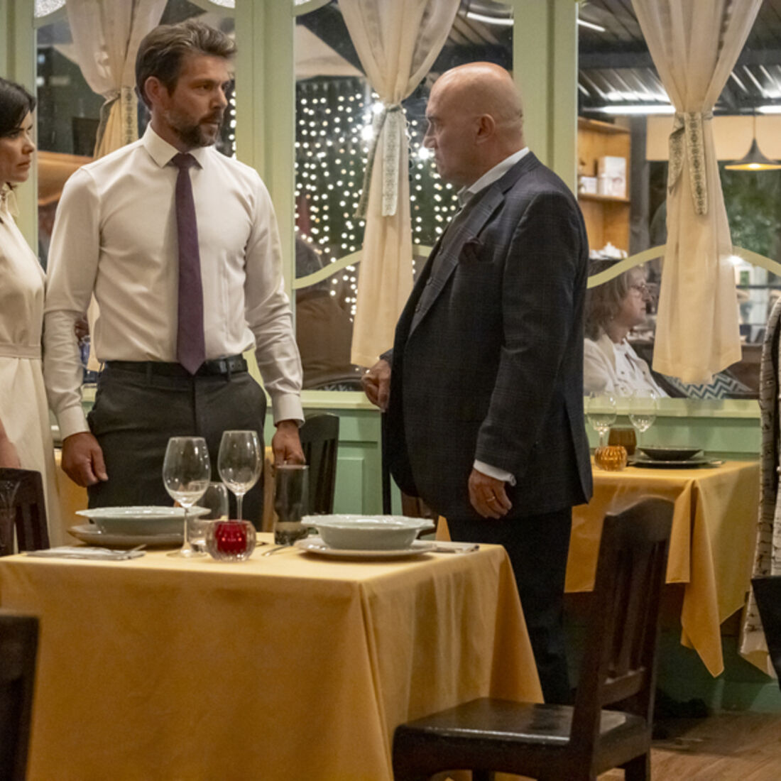 João confronta Manuel no restaurante por destruir o escritório e pela morte do marido de Vitória