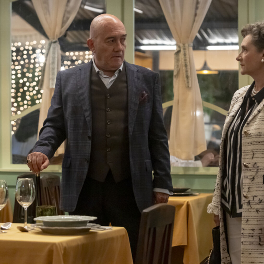 João confronta Manuel no restaurante por destruir o escritório e pela morte do marido de Vitória.
