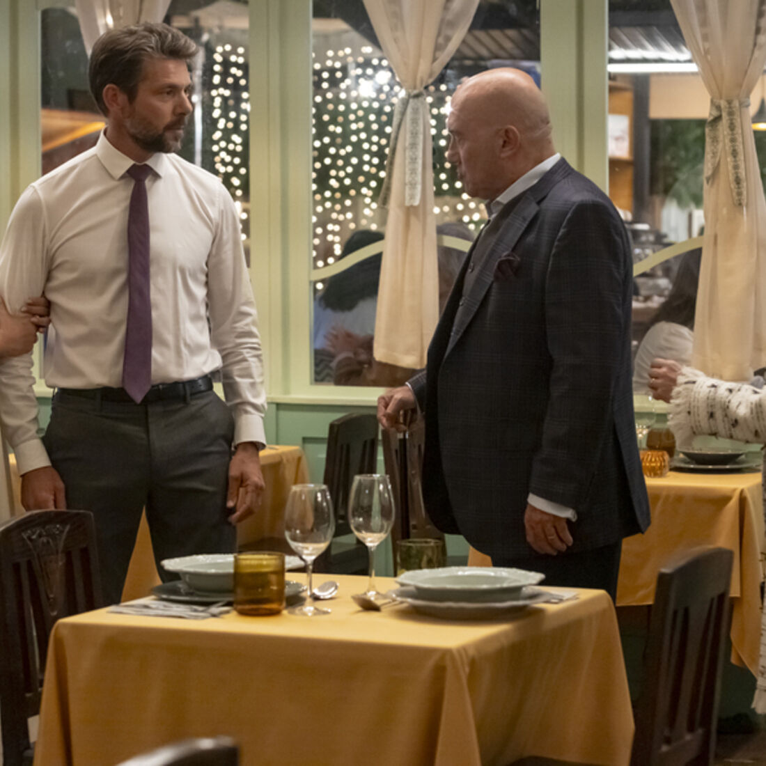 João confronta Manuel sobre a morte do marido de Vitória num restaurante