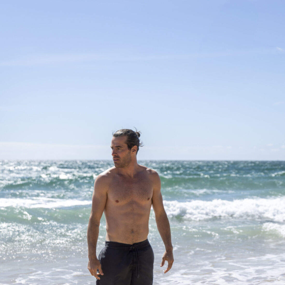 JD desmaia na praia d'A Protegida, gerando pânico em Mónica devido ao desaparecimento do guarda-costas