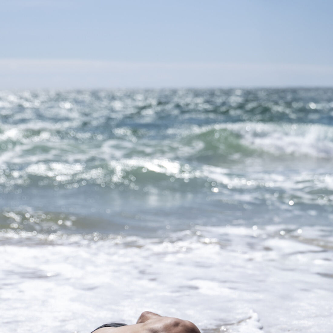 JD desmaia na praia; pânico instala-se, Mónica desespera com o desaparecimento do guarda-costas.
