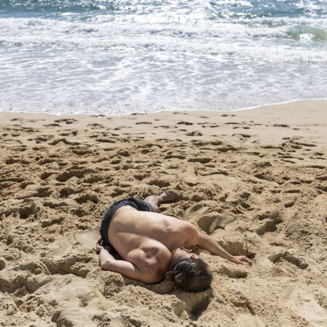 JD desmaia na praia e causa pânico em Mónica. Guarda-costas continua desaparecido