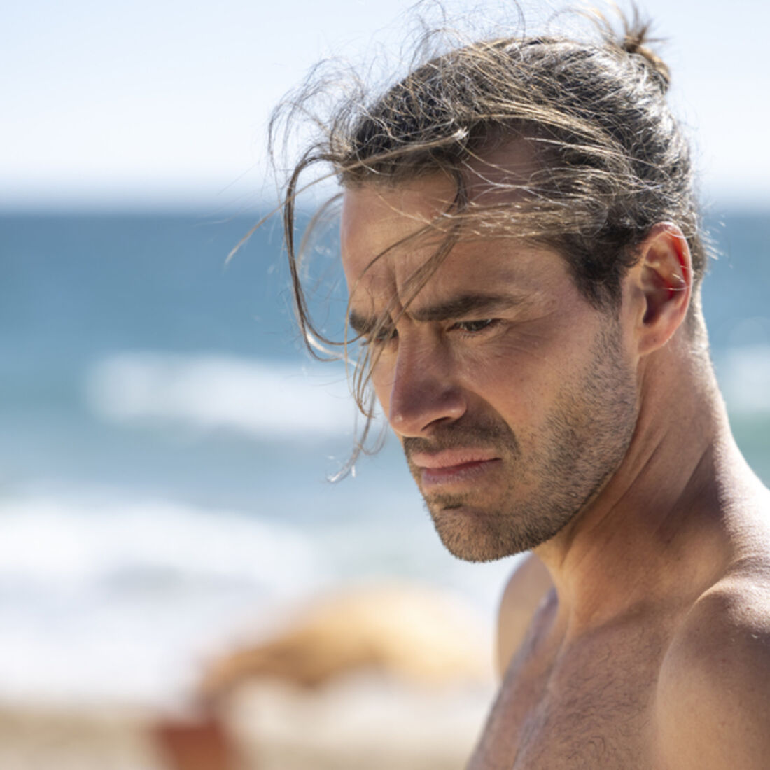 JD desmaia na praia, causando pânico; Mónica fica em choque com o incidente