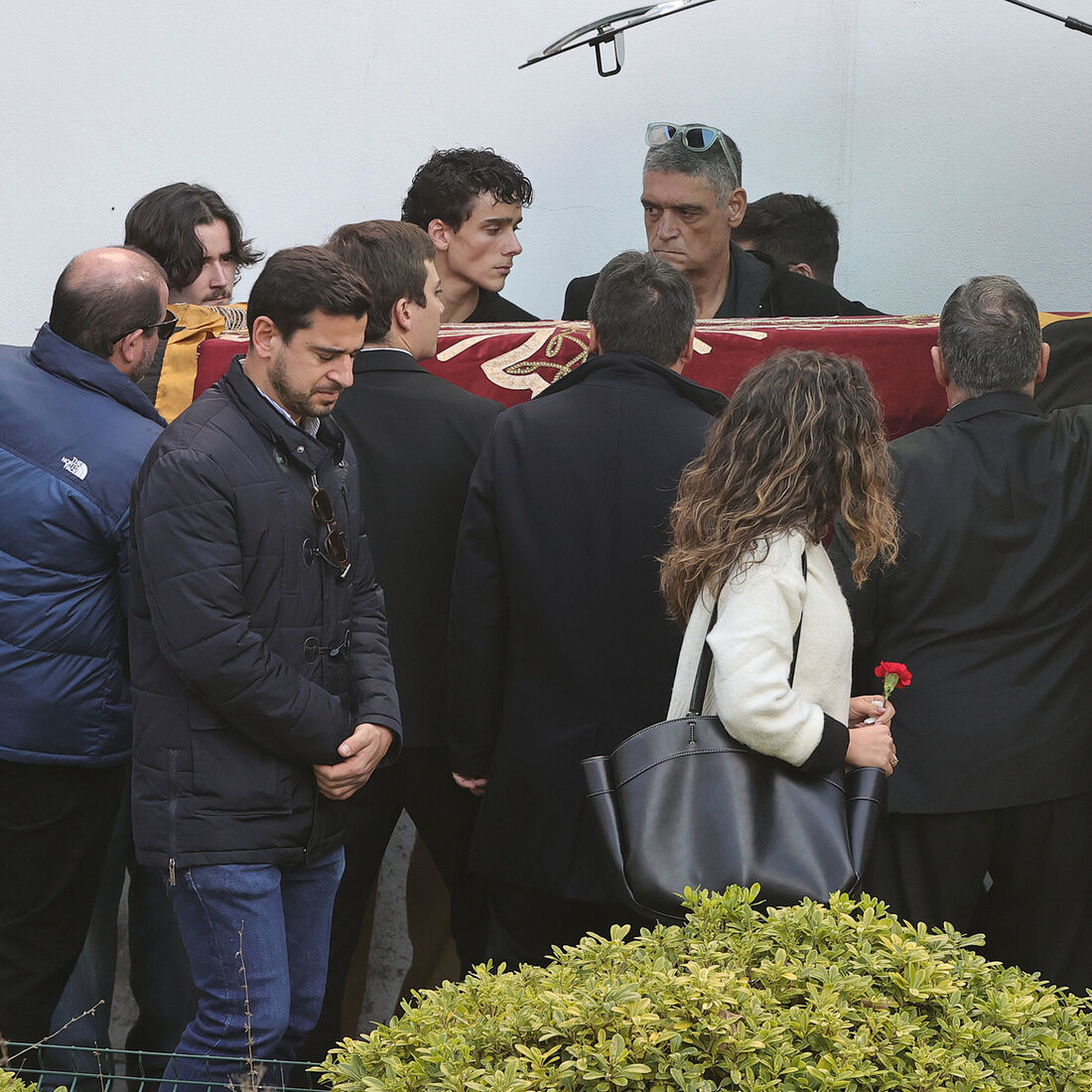 Funeral de Almeno Gonçalves reúne família e colegas de profissão.
