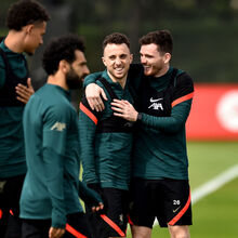 Diogo Jota com Andy Robertson no Liverpool