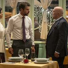 João confronta Manuel sobre a morte do marido de Vitória num restaurante