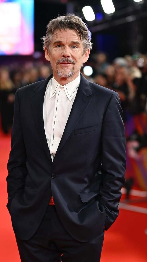 Ethan Hawke posa num evento com fato e camisa