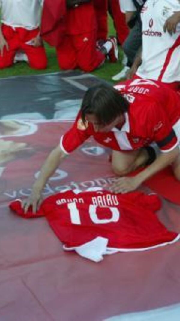 A dedicatória de João Pereira ao ex-colega, em 2004