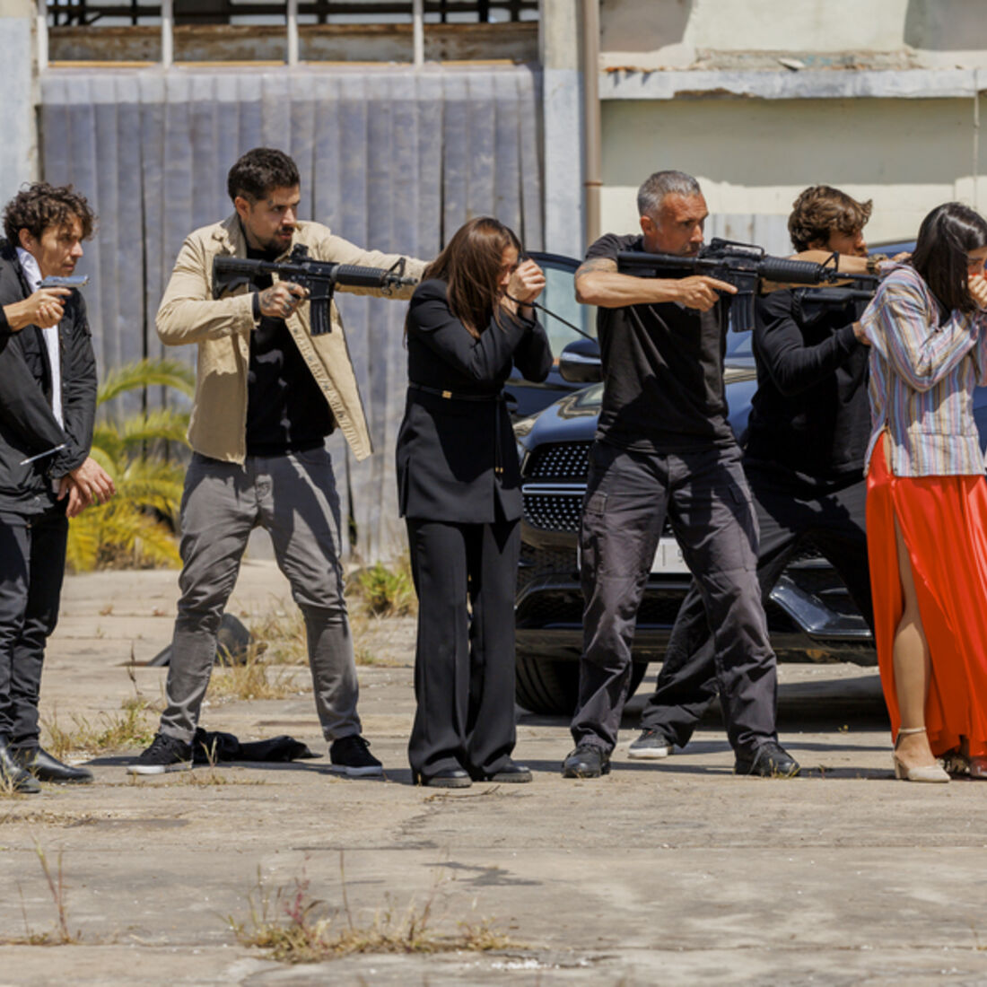 Clara salva reféns, incluindo Teresinha, Beatriz, Sofia e Gonçalo, com a polícia a intervir