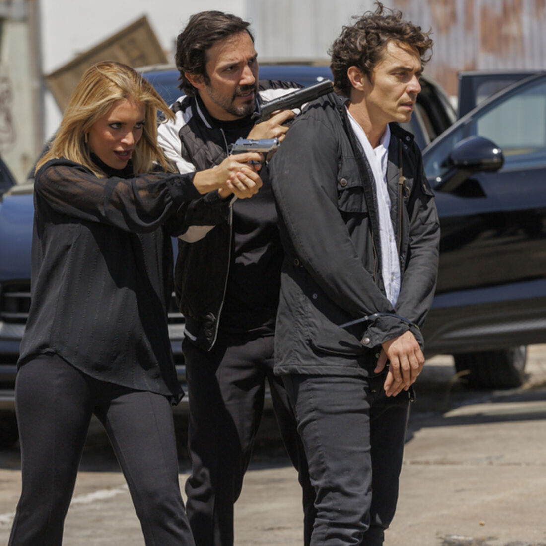 Clara salva reféns e mata um dos raptores em 'A Herança'