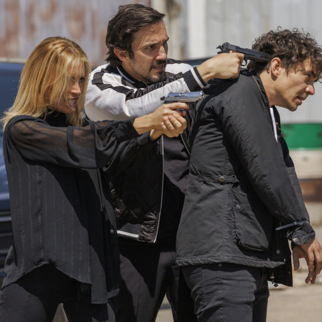 Clara salva reféns e confronta raptores em A Herança