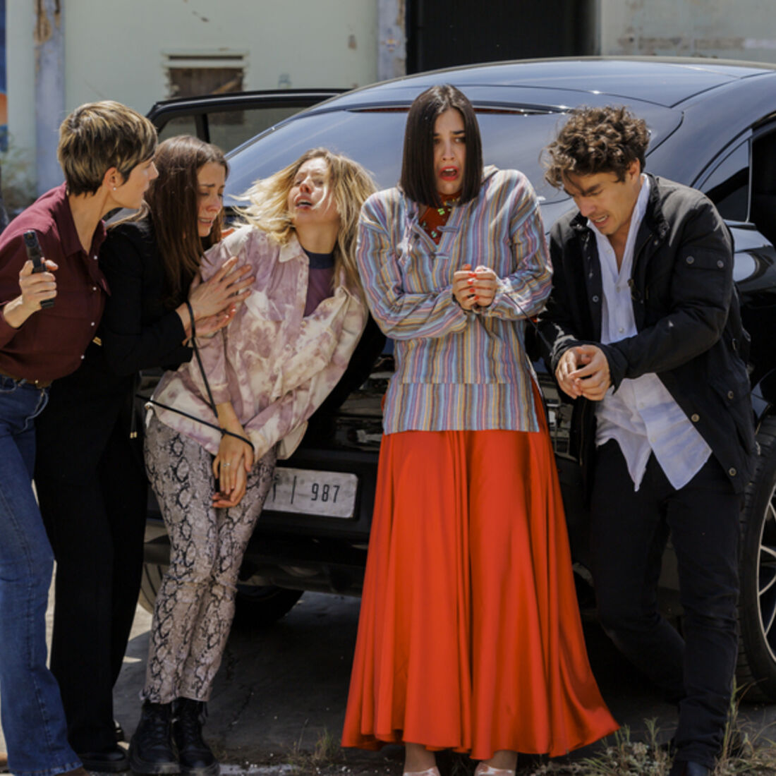 Clara salva reféns e enfrenta raptores em 'A Herança'