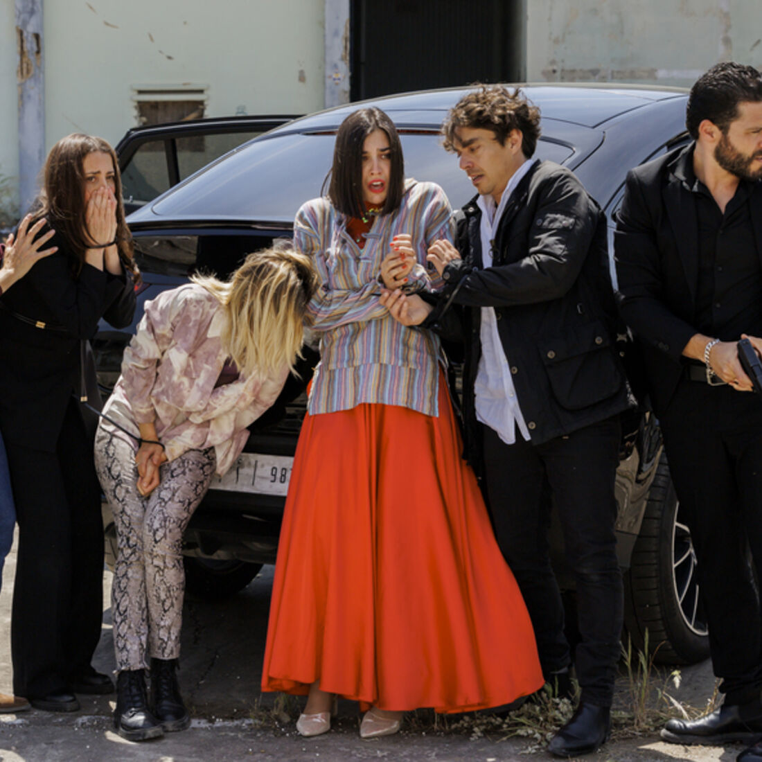 Clara salva reféns, incluindo Teresinha, Beatriz, Sofia e Gonçalo; polícia intervém