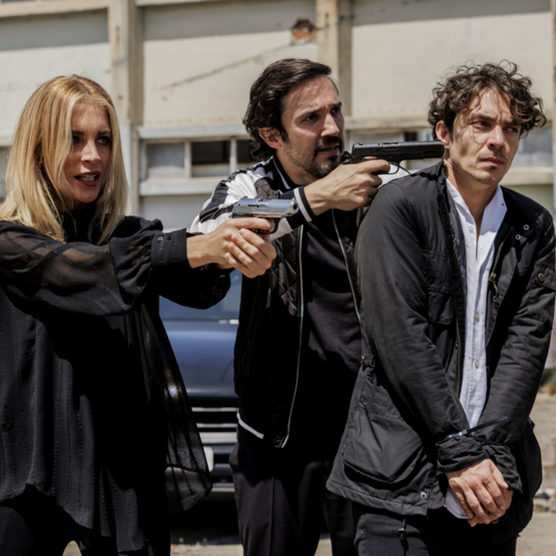 Clara salva reféns e enfrenta raptores em 'A Herança'