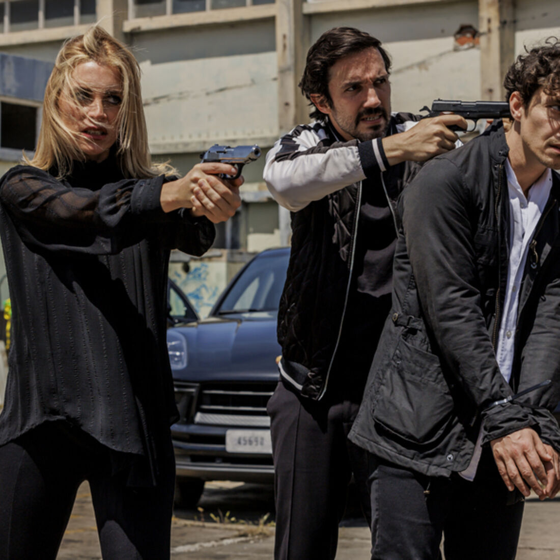 Clara salva reféns e mata raptor em 'A Herança'