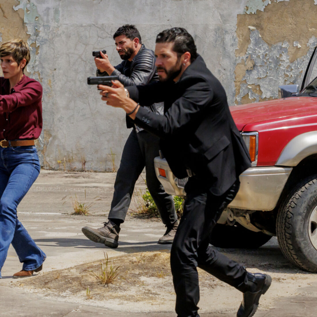 Clara salva reféns e neutraliza ameaça em 'A Herança'