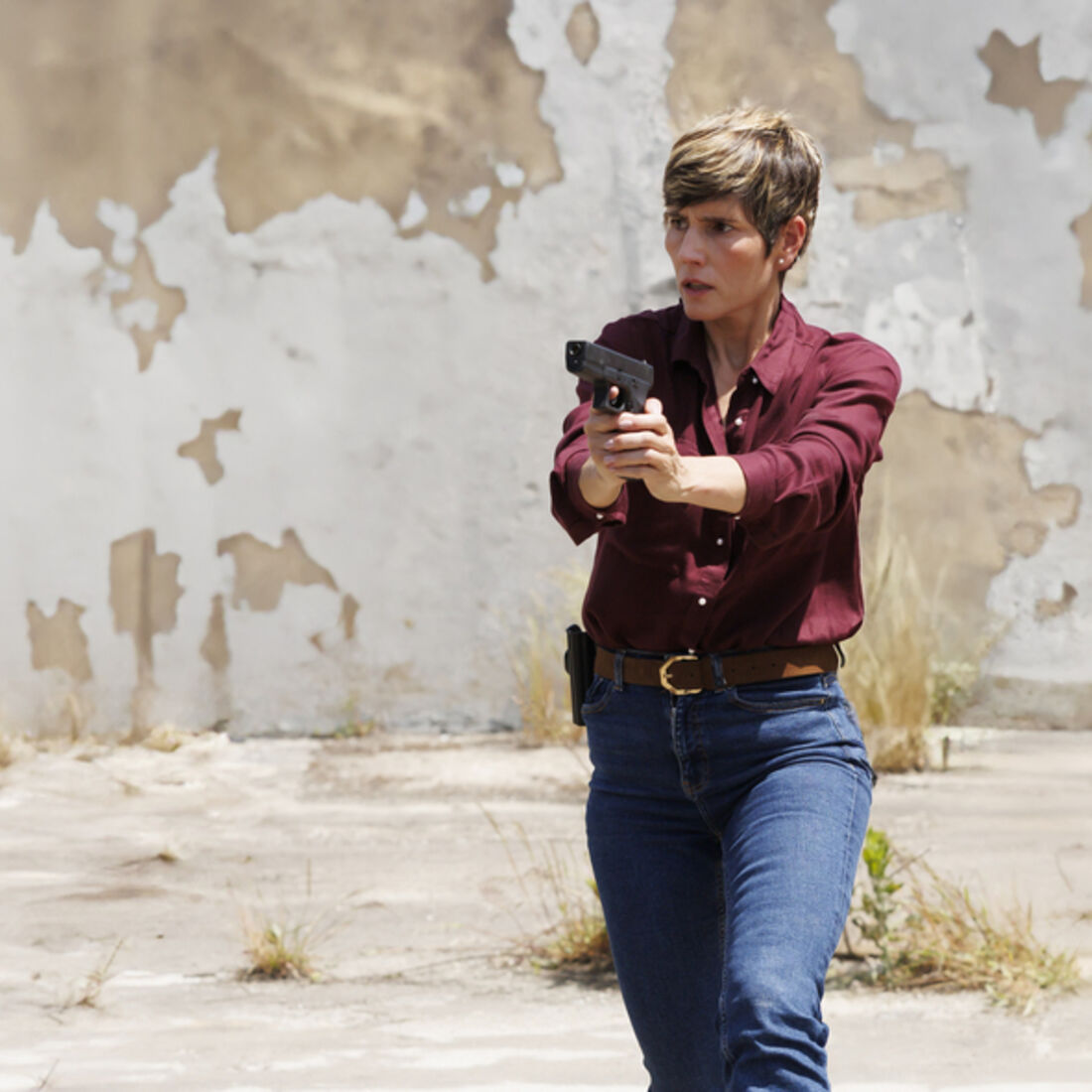 Clara salva reféns e elimina um raptor em A Herança