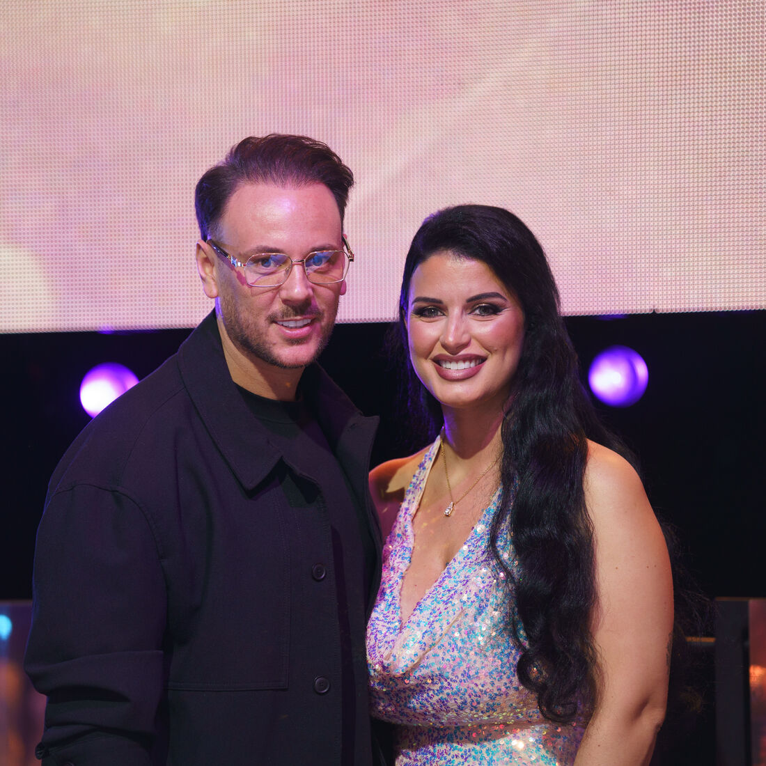 Vanessa, irmã de Fábio, ao lado do companheiro, Cláudio Coelho