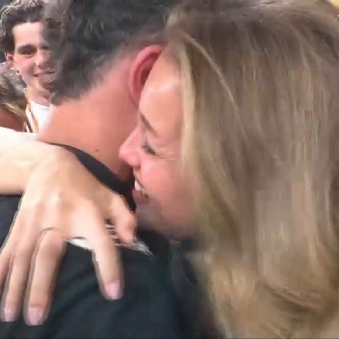 O beijo de Magui Corceiro e Lando Norris no final do Grande Prémio de Abu Dhabi