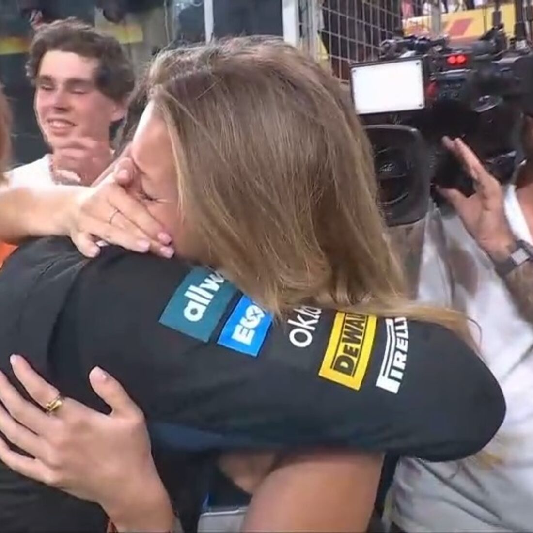 O beijo de Magui Corceiro e Lando Norris no final do Grande Prémio de Abu Dhabi