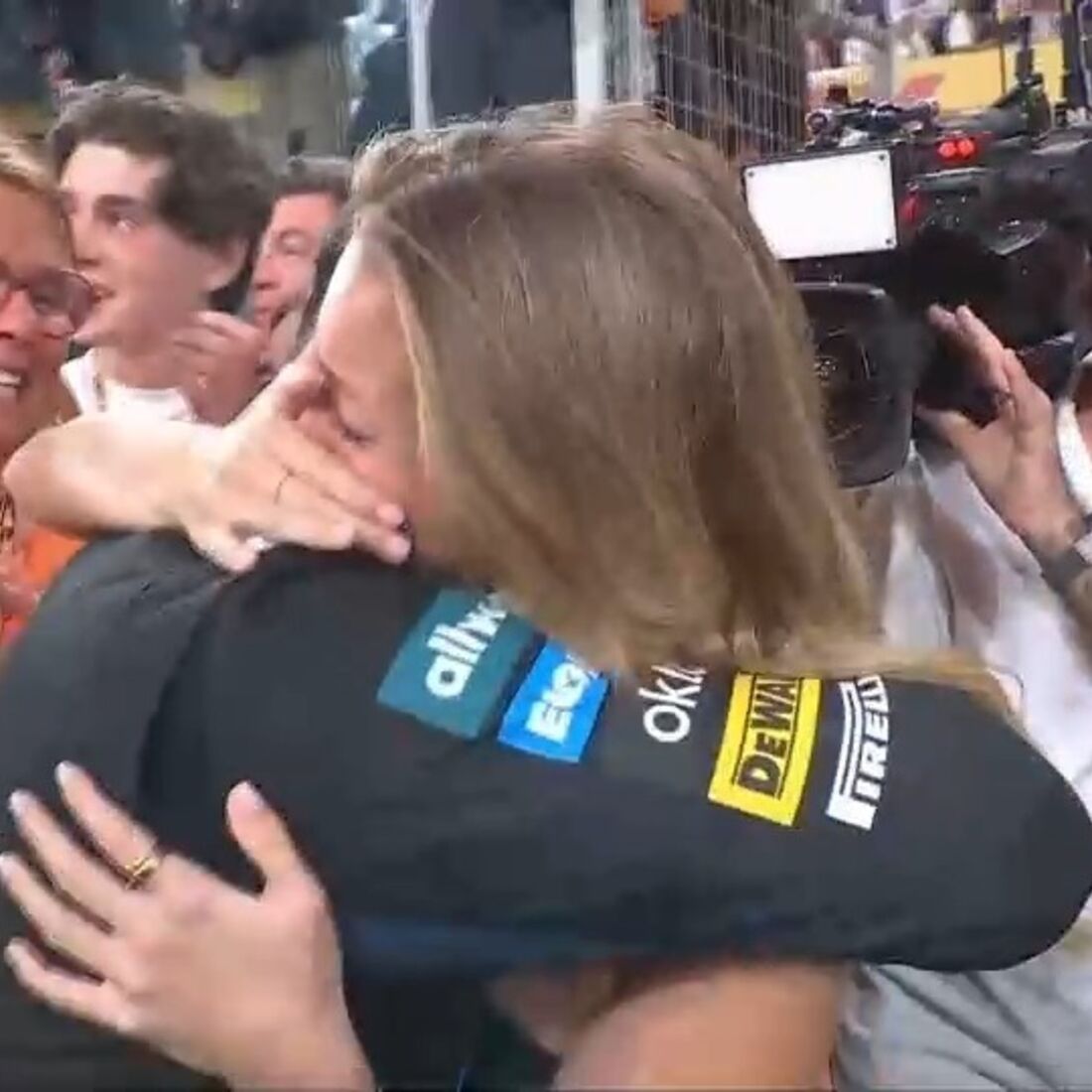 O beijo de Magui Corceiro e Lando Norris no final do Grande Prémio de Abu Dhabi