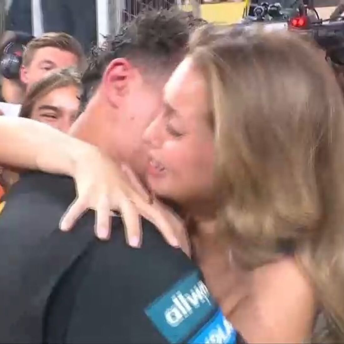 O beijo de Magui Corceiro e Lando Norris no final do Grande Prémio de Abu Dhabi