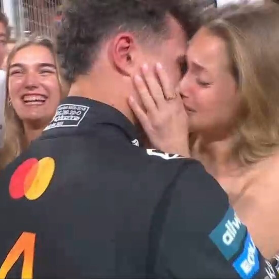 O beijo de Magui Corceiro e Lando Norris no final do Grande Prémio de Abu Dhabi