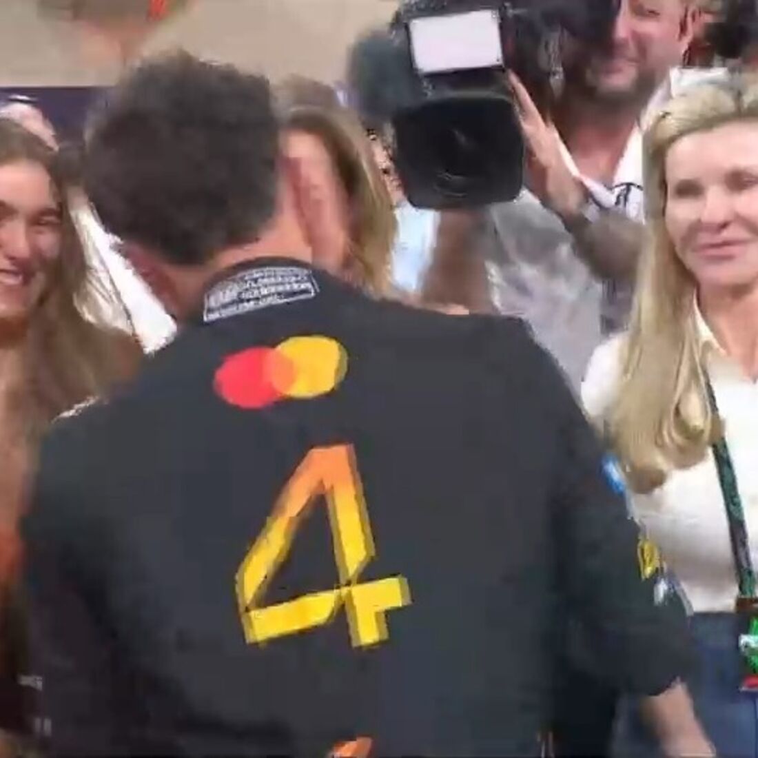 O beijo de Magui Corceiro e Lando Norris no final do Grande Prémio de Abu Dhabi