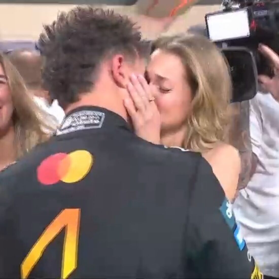 O beijo de Magui Corceiro e Lando Norris no final do Grande Prémio de Abu Dhabi