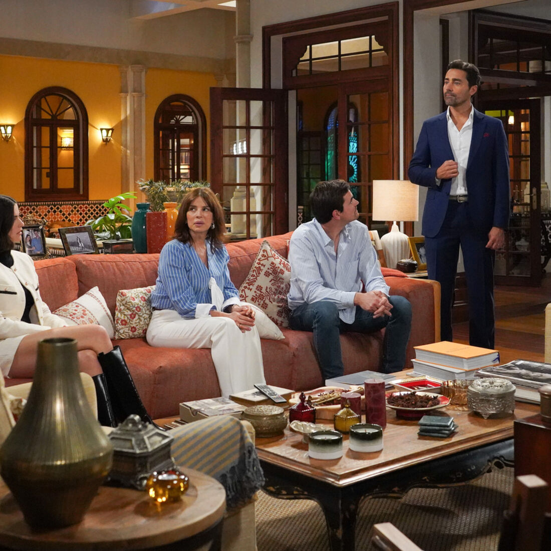 Vicente revela a verdade sobre a morte de Raul à família, gerando revolta.
