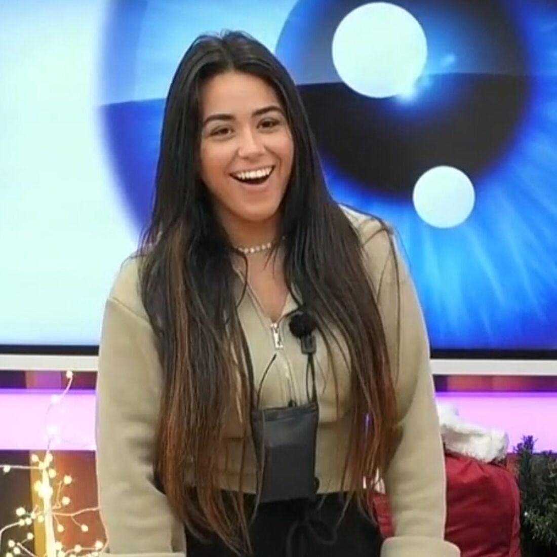 Liliana provoca polémica e Sandro quer levá-la à vitória no reality show.
