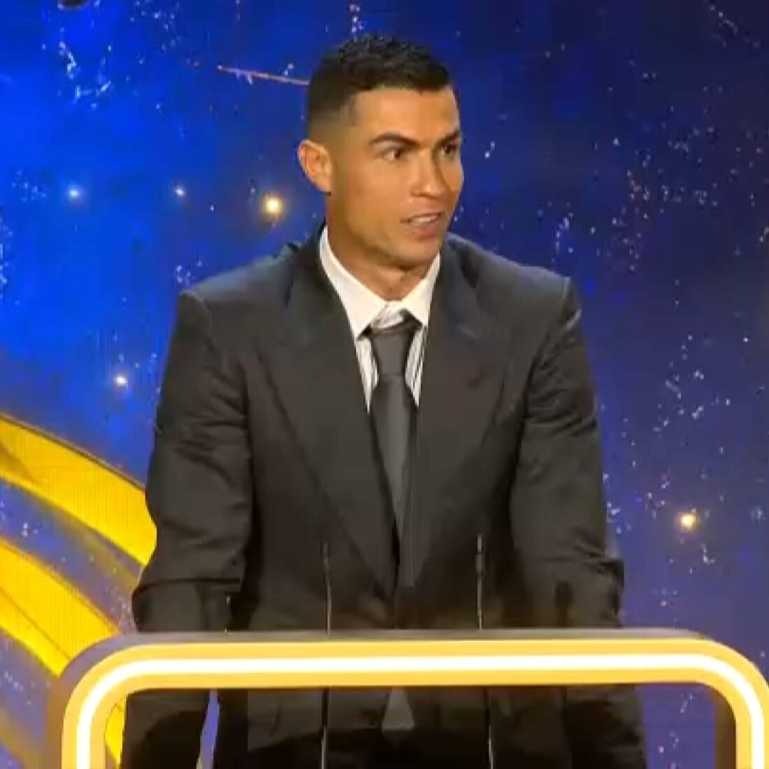 Cristiano Ronaldo recebe prémio de melhor jogador no Médio Oriente