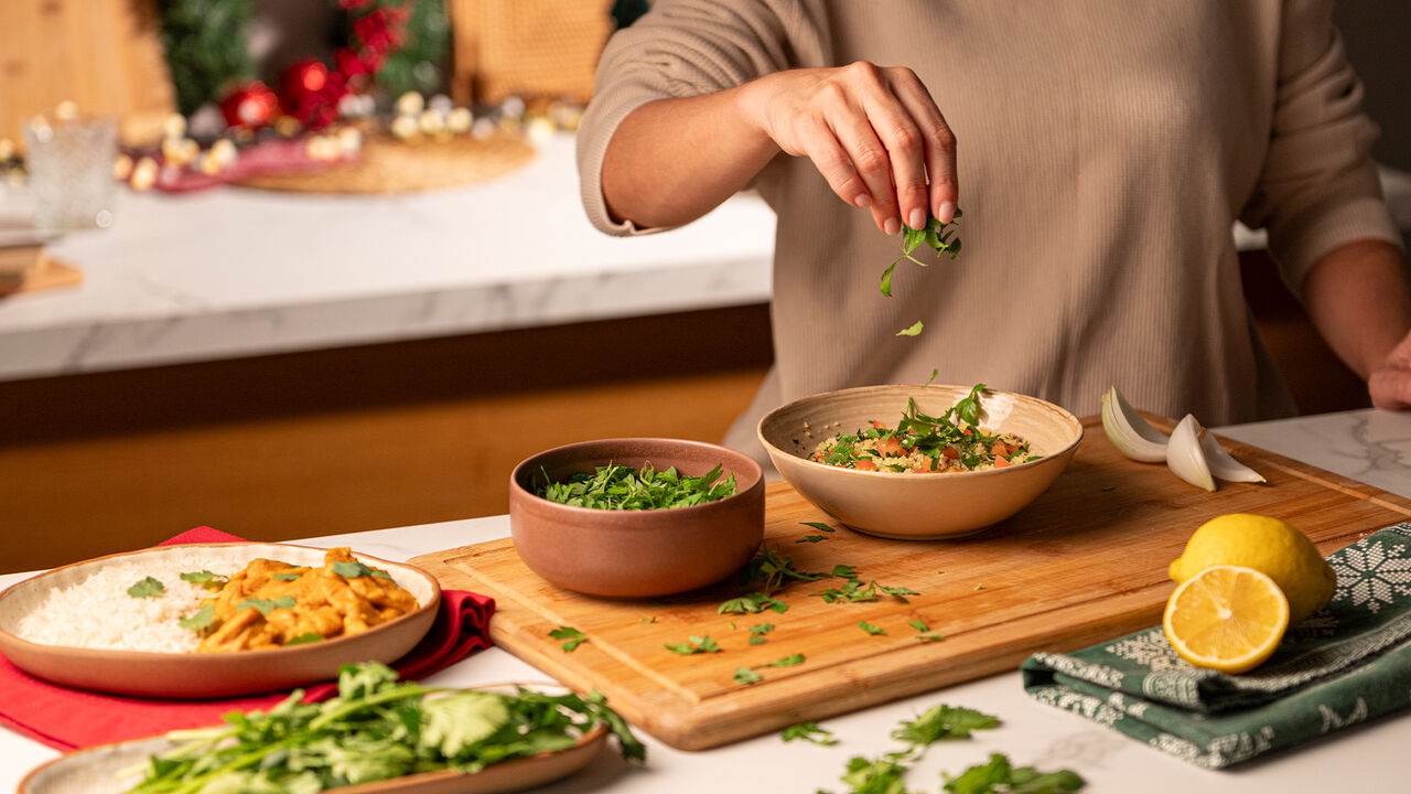 Ervas aromáticas dão um toque especial à receita e levantam a questão: frescas ou secas?