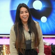 Liliana provoca polémica e Sandro quer levá-la à vitória no reality show.
