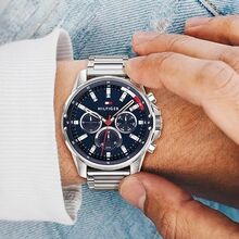 Homem usa relógio Hilfiger, um acessório que marca estilo e precisão no tempo