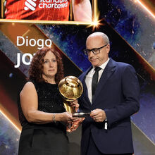 O momento em que pais de Diogo Jota recebem prémio de homenagem ao jogador