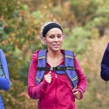Mulheres a correr com coletes de peso para um treino mais intenso em casa