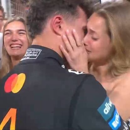 O beijo de Magui Corceiro e Lando Norris no final do Grande Prémio de Abu Dhabi