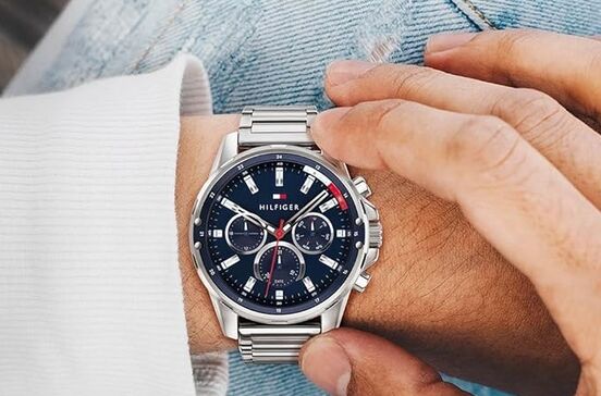 Homem usa relógio Hilfiger, um acessório que marca estilo e precisão no tempo