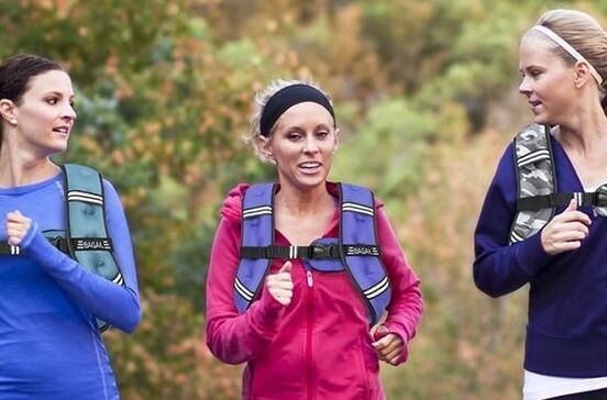 Mulheres a correr com coletes de peso para um treino mais intenso em casa
