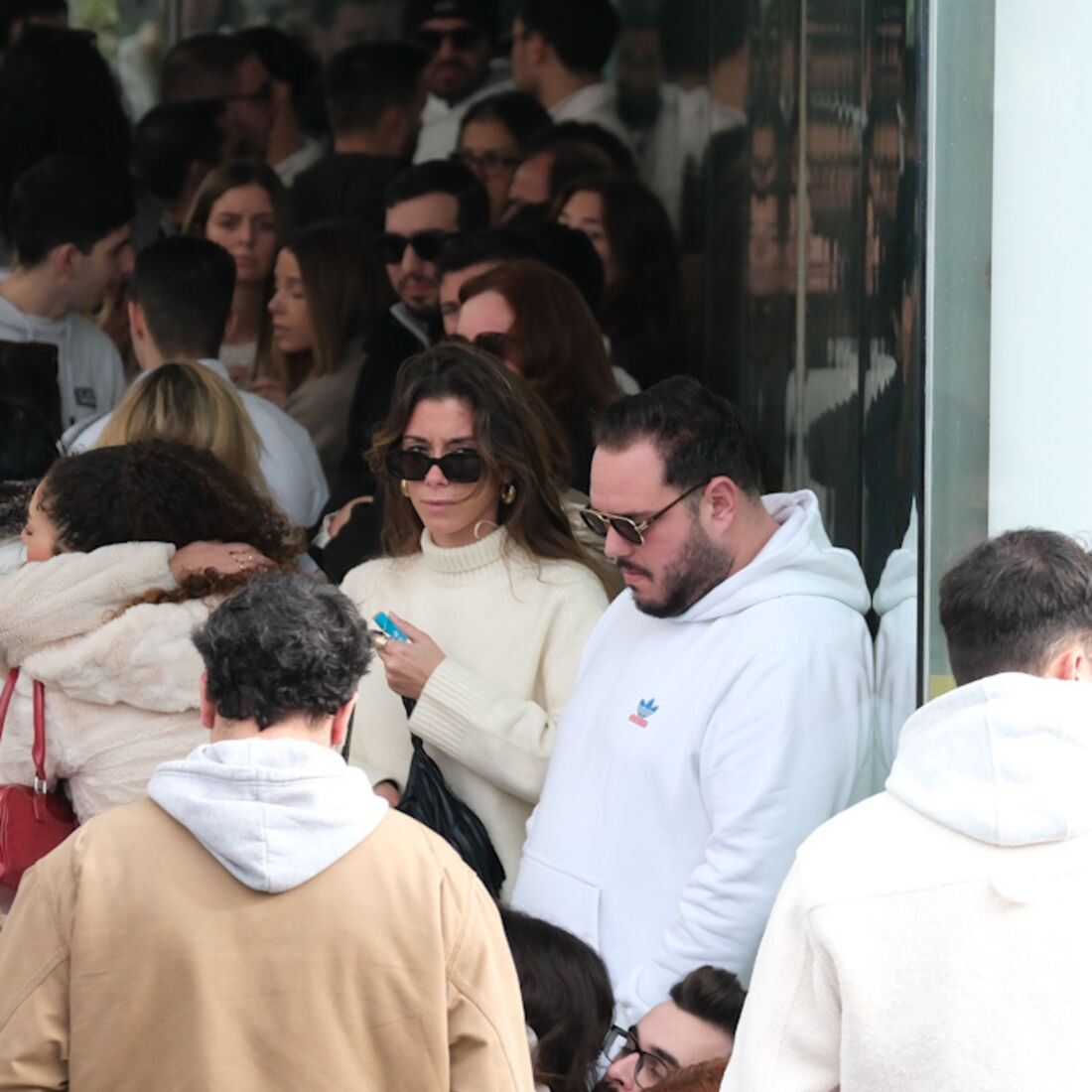 Multidão reúne-se em cerimónia numa funerária