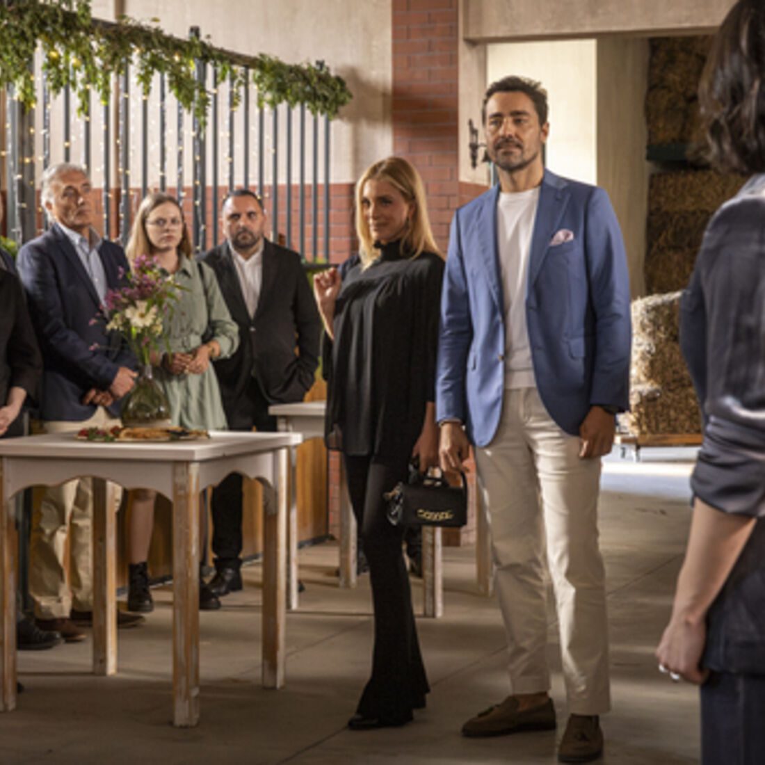 Vicente interrompe casamento com revelações e aliança. Vilão tem ajuda para vingança