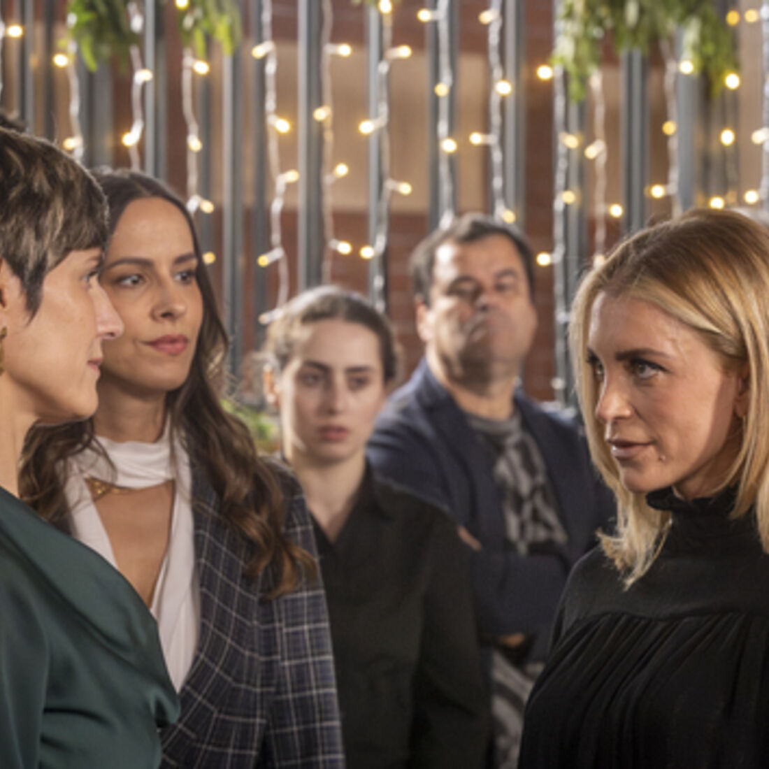 Vicente interrompe casamento e anuncia aliança para destruir Sofia e Pilar.
