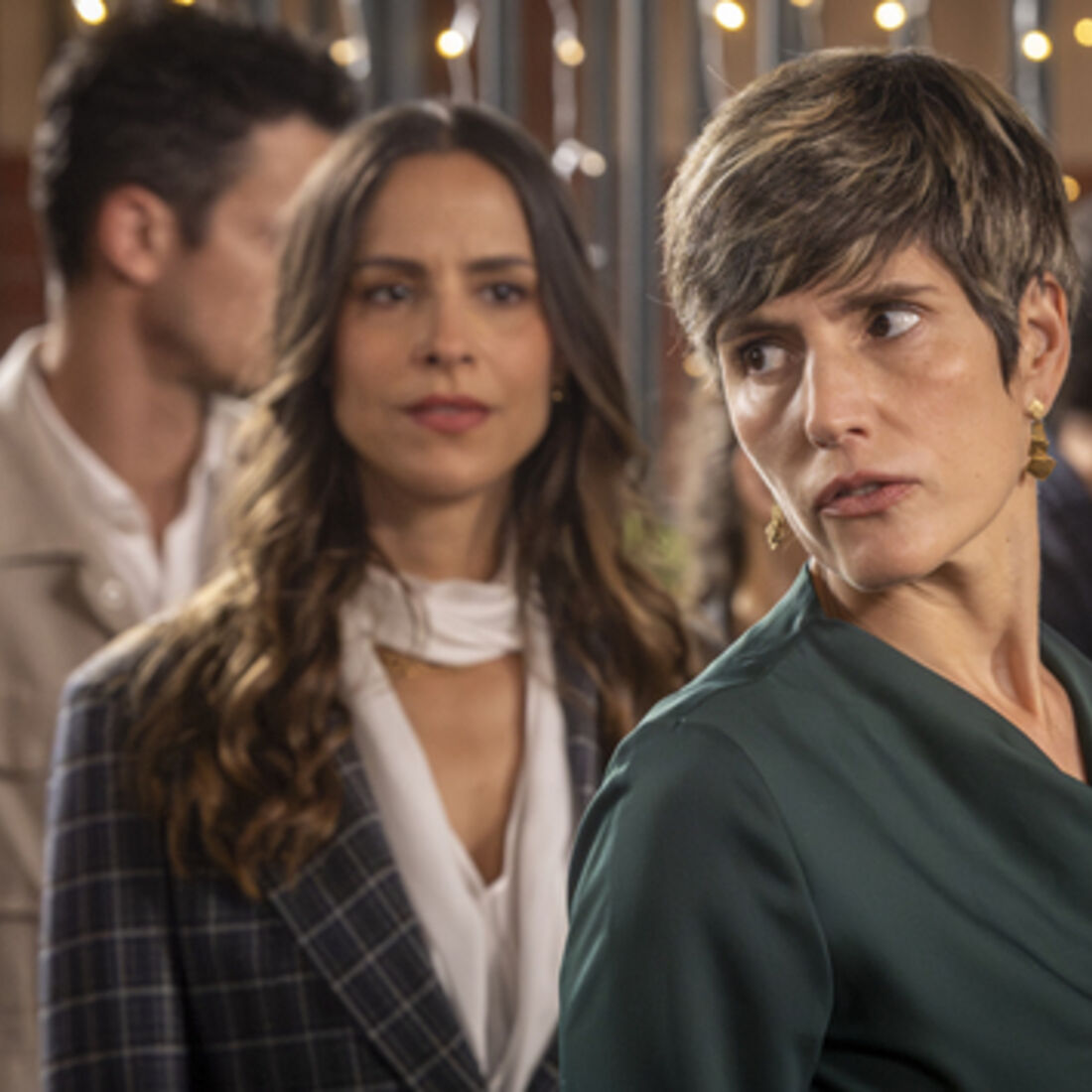 Vicente confronta Gonçalo e Sofia. Pilar busca vingança com ajuda.
