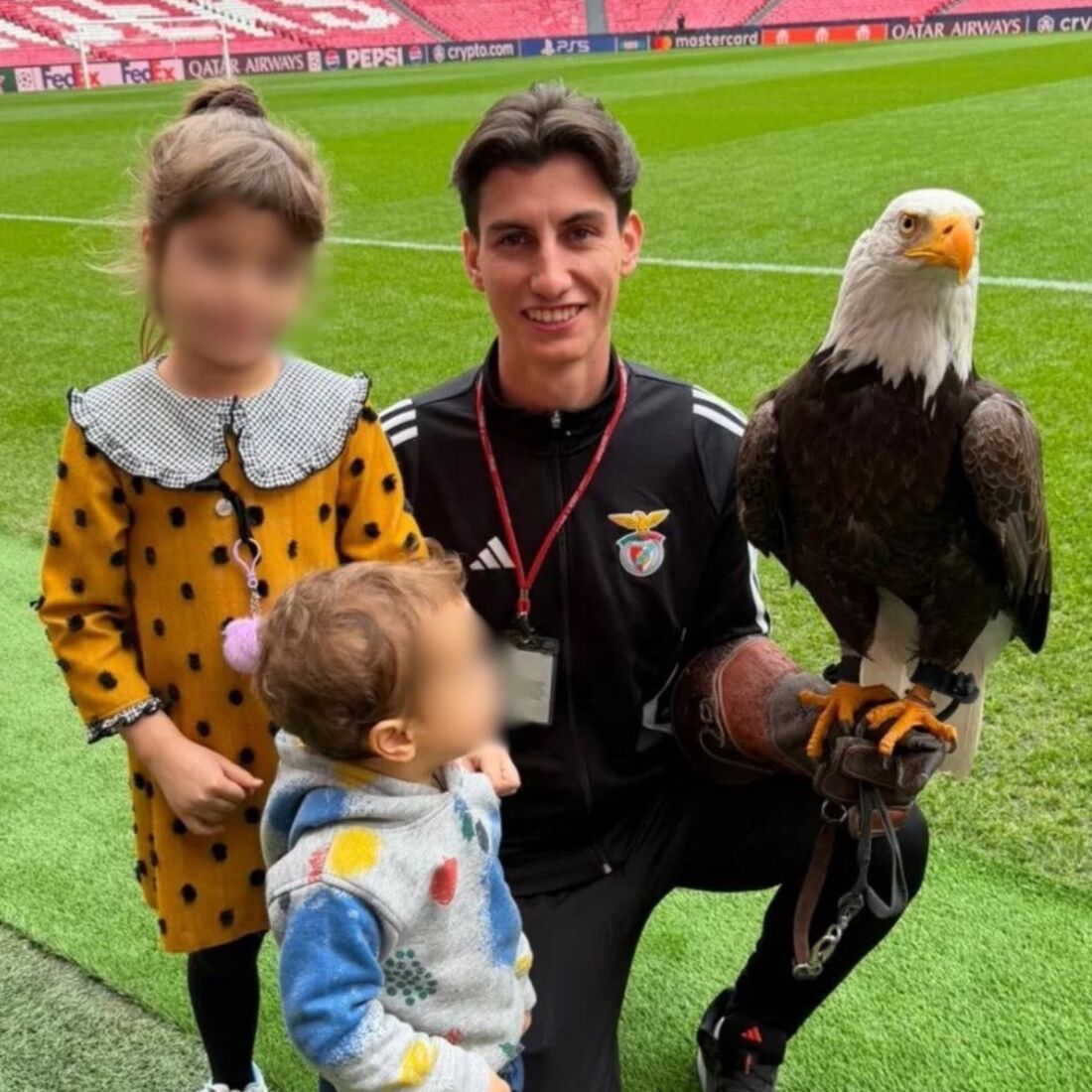 Filhos de Pedro Jorge junto da Águia Vitória