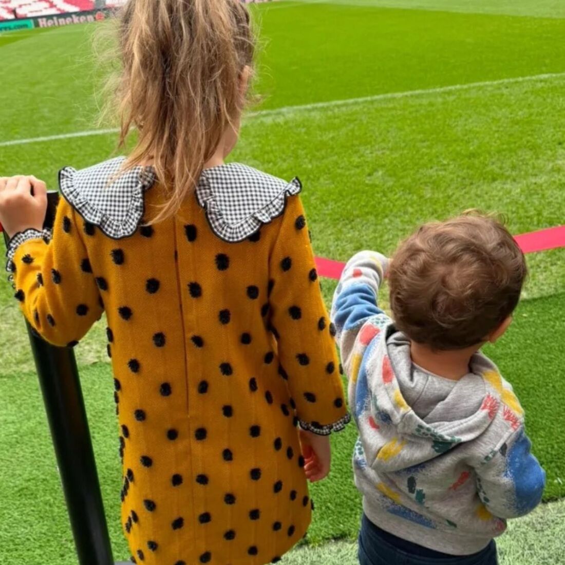 Filhos de Pedro Jorge e Marisa no relvado da Luz