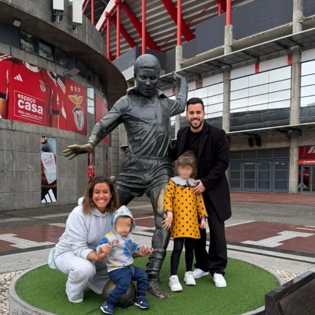 Pedro Jorge, Marisa e os filhos, Théo e Yara, junto à estátua de Eusébio