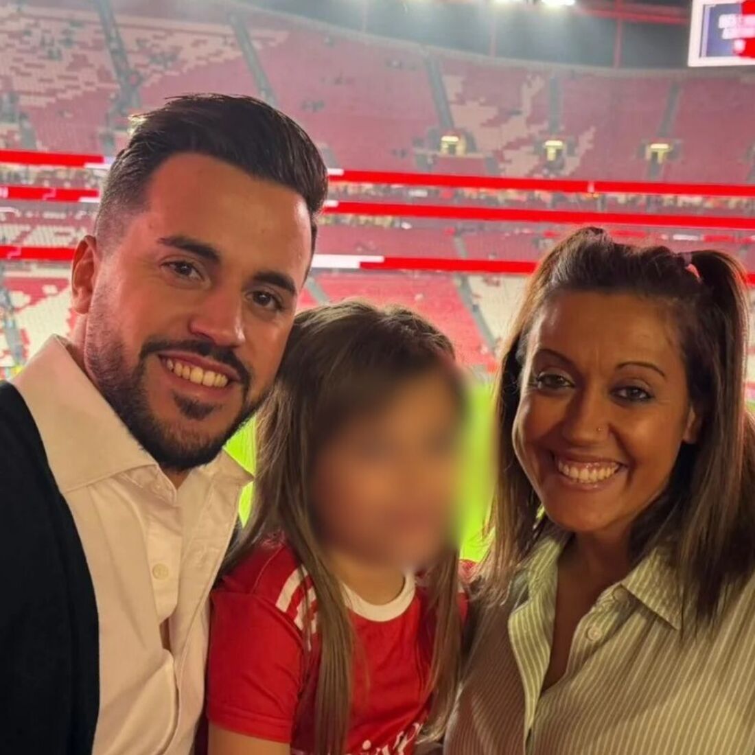 Yara, filha de Pedro e Marisa, visitou pela primeira vez o recinto encarnado