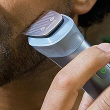 Homem usa aparador Philips Série 5000 na barba para cuidar da imagem