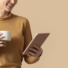 A começar o dia com um café na mão e o mundo digital ao alcance de um toque.